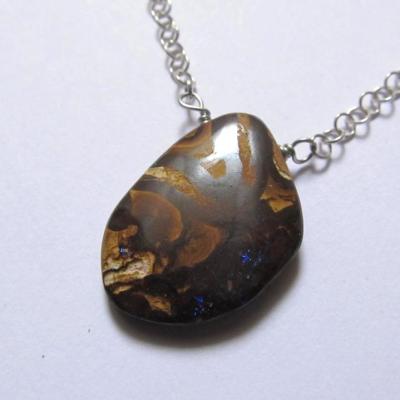 Pendentif boulder opale, chaîne argent