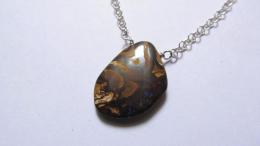 Pendentif boulder opale, chaîne argent