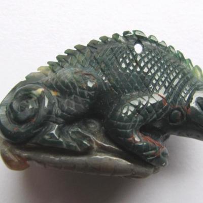 Pendentif caméléon agate