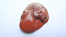 Pendentif cheval jaspe rouge