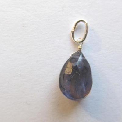 Pendentif cordiérite facetté