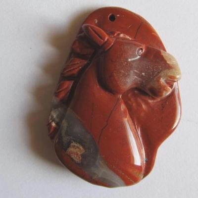Pendentif cheval jaspe rouge