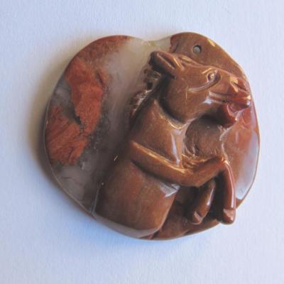 Pendentif cheval jaspe rouge