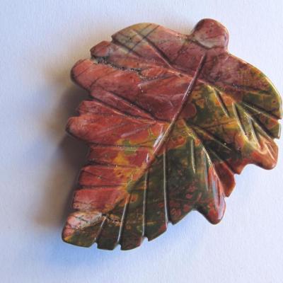 Pendentif feuille jaspe picasso