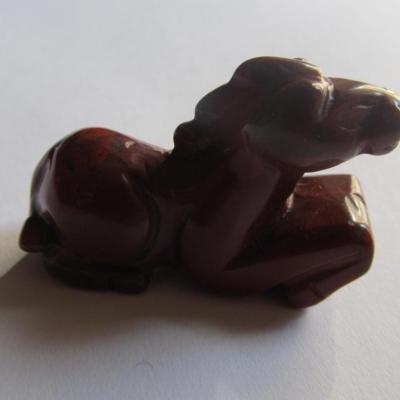 Figure cheval jaspe rouge