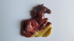Pendentif cheval jaspe rouge